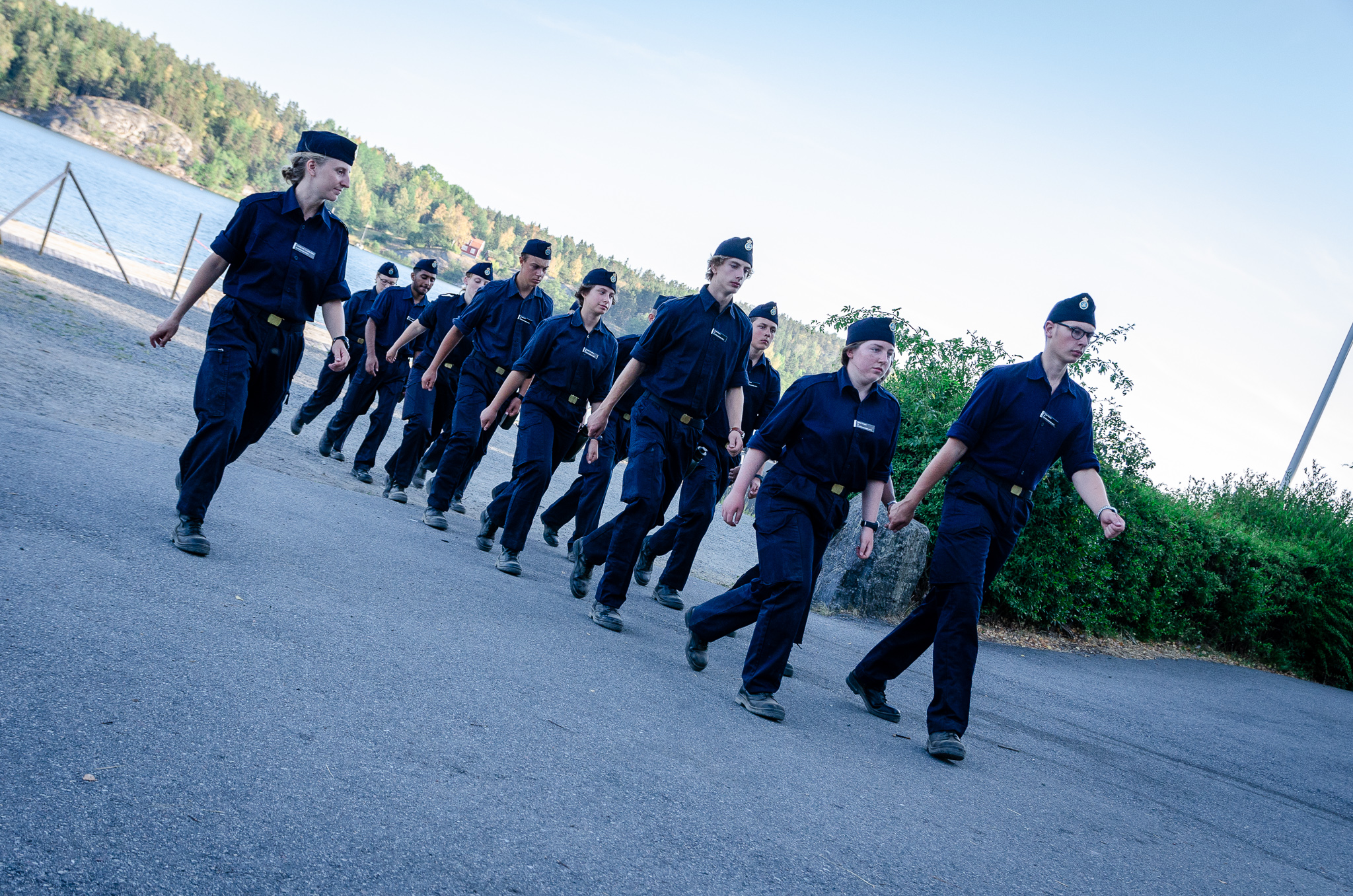 20180718_maglin16_svk_sommarskolan_mg_2_013 Frivilliginstruktör utbildar i excercis.