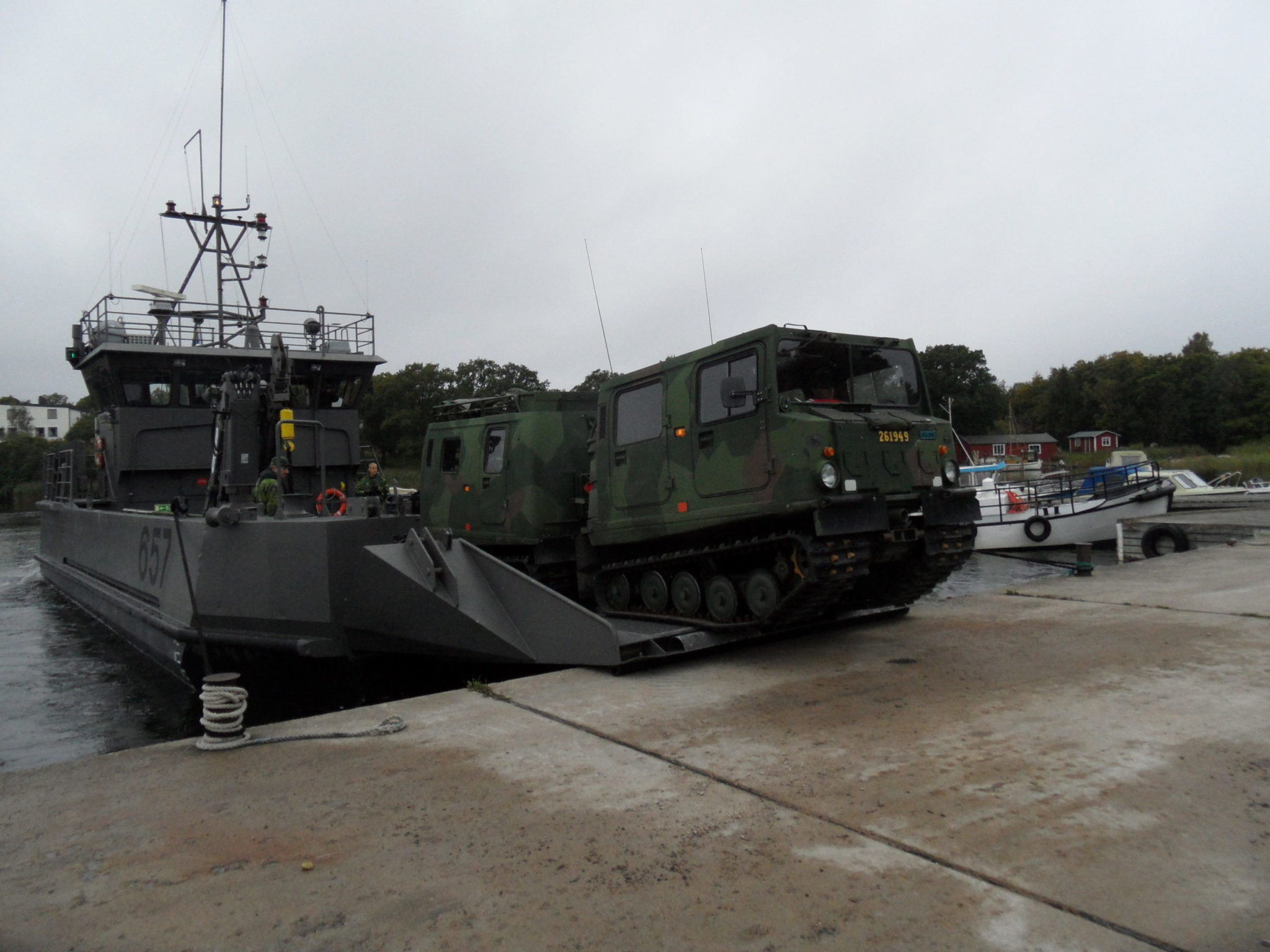Tung trossbåt med bandvagn Tung trossbåt med bandvagn